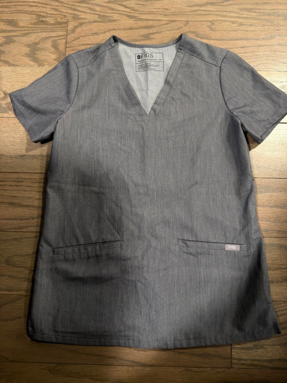 FIGS Casma Three-Pocket Scrub Top in Graphite